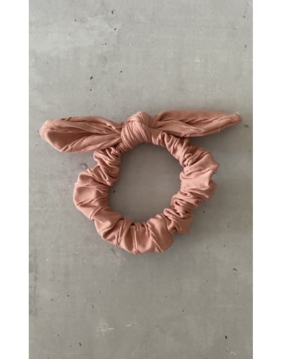 VENEZA ROSÉ SCRUNCHIE